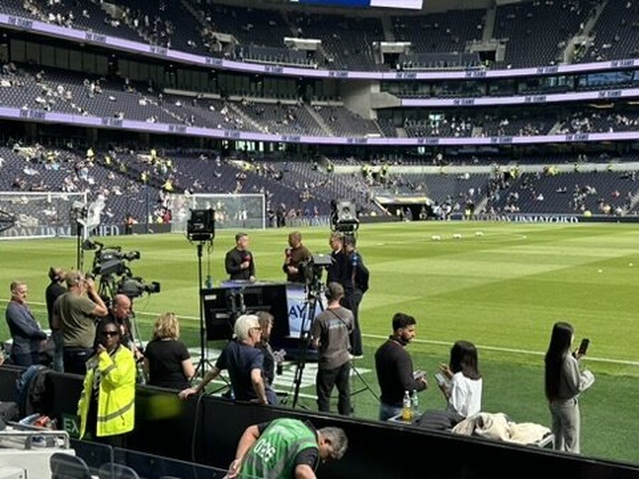 경기 전 카메라 세팅 중인 중계 크루