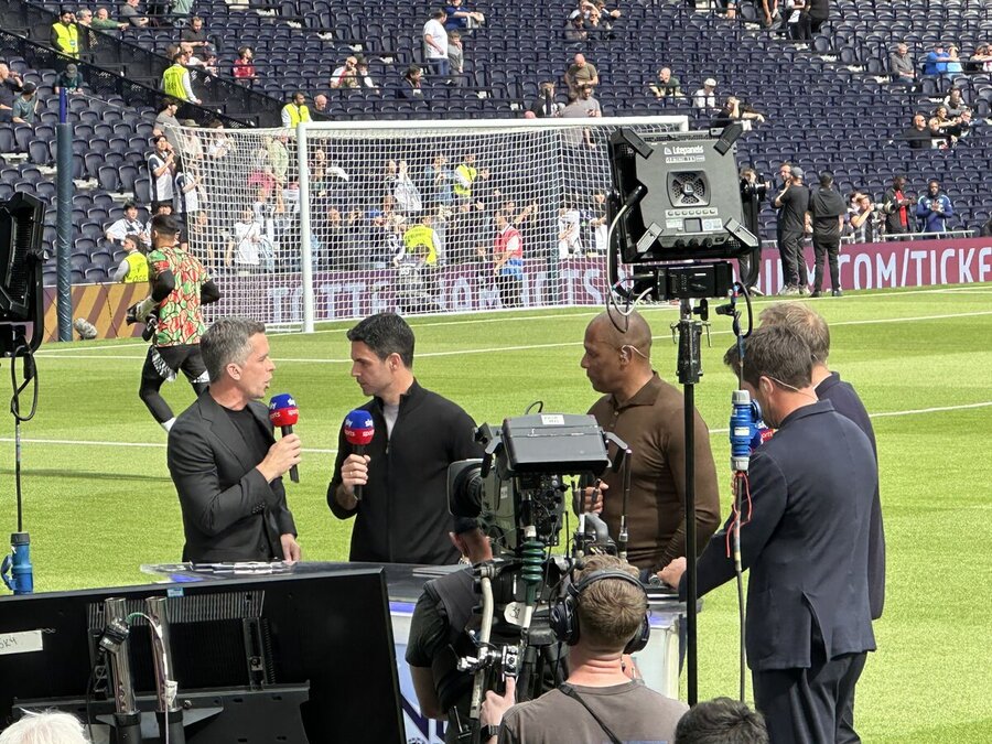 토트넘 홋스퍼 스타디움 경기 전 TV 중계진 인터뷰 모습