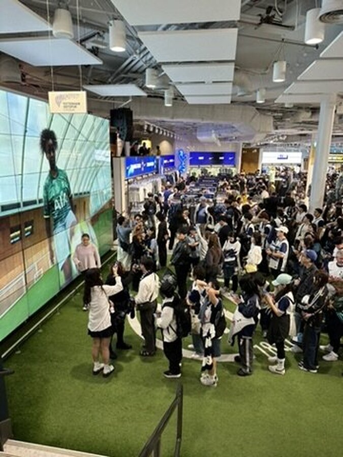 토트넘 유니폼 입은 팬들로 가득 찬 경기장 주변 팬존