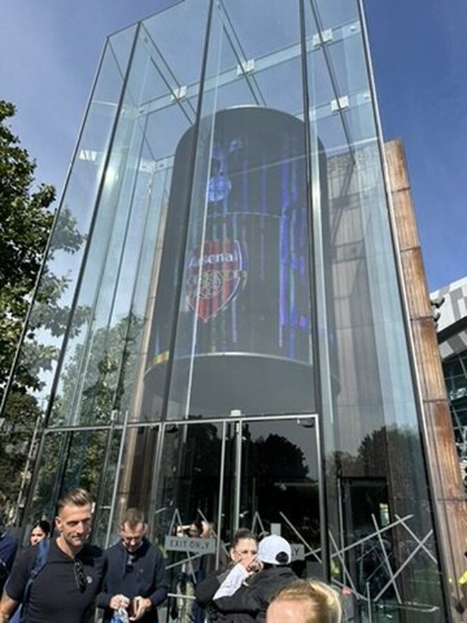 런던 경기장 주변 거리 풍경 — 북런던 더비 당일 토트넘 스타디움 인근