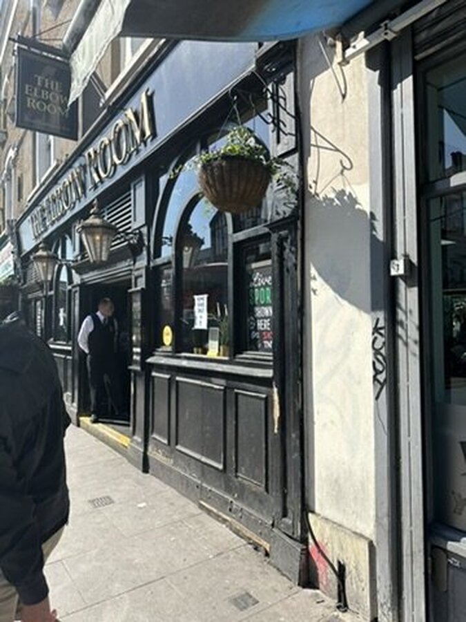 경기 전 들른 런던 펍 The Elbow Room 외관