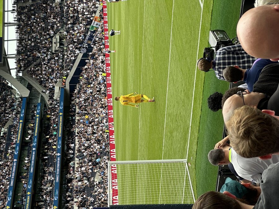 내 좌석에서 바라본 토트넘 홋스퍼 스타디움 — 골대 바로 앞 5번째 줄 시야