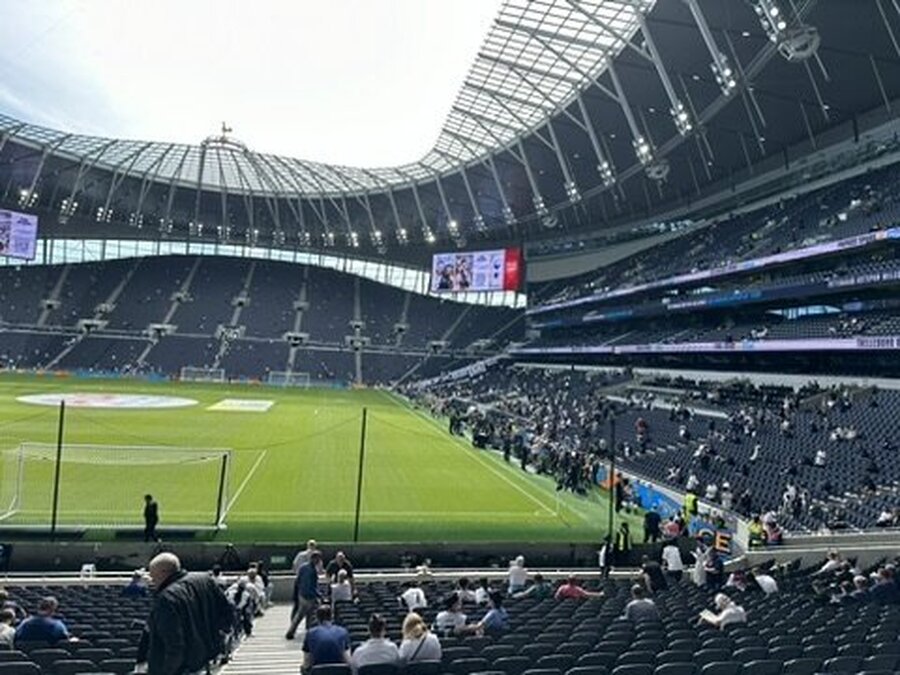 토트넘 홋스퍼 스타디움 내부 — 경기 시작 전 입장 직후